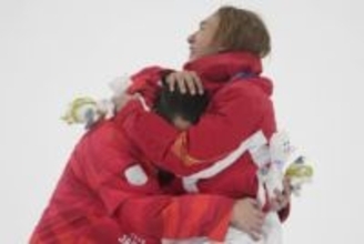 表彰台でのわちゃわちゃにほっこり　銅メダルの中国選手が金メダルの木村葵来のいがぐり頭をなでなでし両者特大の笑顔　健闘たたえ合う一幕【男子ビッグエア】