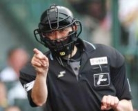 折れたバットが球審に直撃　対策済みのヘルメットで大事に至らず　当てた郡司裕也も心配そうに見つめる
