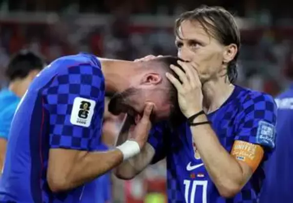 【W杯】モドリッチが涙に暮れる盟友コバチッチに親愛のキスで慰め　気丈に仲間励ます主将の姿　レジェンド同士C・ロナウドと健闘たたえ抱擁も