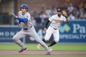大谷翔平の足をパドレスも警戒　3度けん制球でユニホームも泥だらけ　二塁打、四球と2打席連続出塁