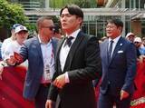 「園田通訳も大満喫「ありがたいです。毎年連れてきてもらって」山本由伸と共にレッドカーペット楽しむ」の画像1