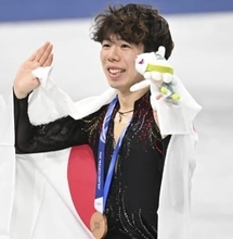 フィギュア男子銅・佐藤駿「Grazie！」SNSで感謝 シュールなバースデー写真も投稿