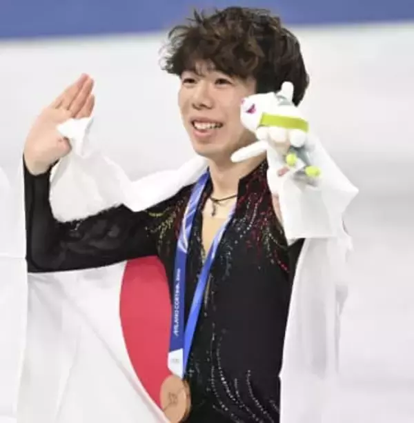 フィギュア男子銅・佐藤駿「Grazie！」SNSで感謝 シュールなバースデー写真も投稿