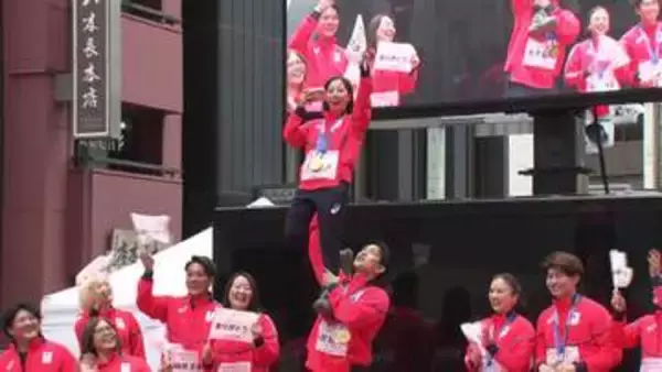 りくりゅう得意のリフト　“信頼”あってこそできる曲技　右手にスマホ・左手にフラッグ　パレードでリフト披露の理由は？「私、身長が小さく...」