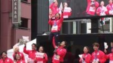 りくりゅう得意のリフト　“信頼”あってこそできる曲技　右手にスマホ・左手にフラッグ　パレードで披露の理由は？「私、身長が小さく...」