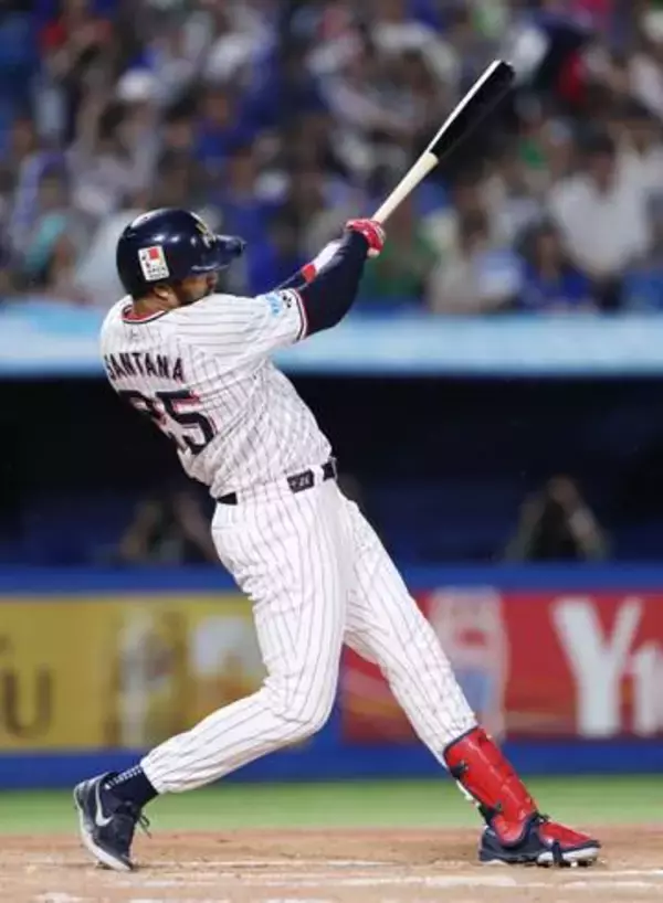 【ヤクルト】サンタナが満塁弾「しっかりとしたスイング出来ました」　DeNA2番手・ルイーズを打ち崩し1点差に詰め寄る