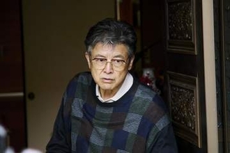 三浦友和「安心して現場にいられました」　松村北斗&今田美桜W主演の映画『白鳥とコウモリ』　キャスト陣の場面写真が公開