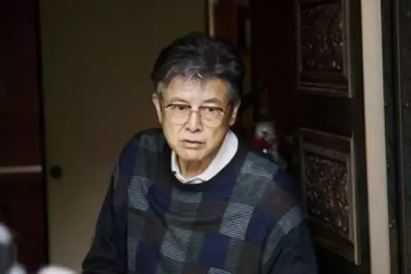 三浦友和「安心して現場にいられました」　松村北斗&今田美桜W主演の映画『白鳥とコウモリ』　キャスト陣の場面写真が公開
