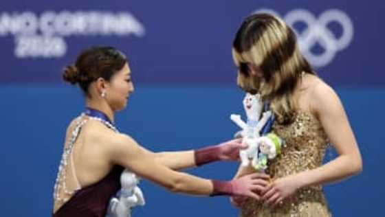 連日見られるメダリストたちの温かな交流　坂本花織が表彰台でアリサ・リウの「ティナ」をさっと整え笑顔