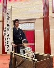 中村獅童＆夏幹親子、マンダロリアンとグローグーの名シーン再現　『子連れ狼』つながりで実現