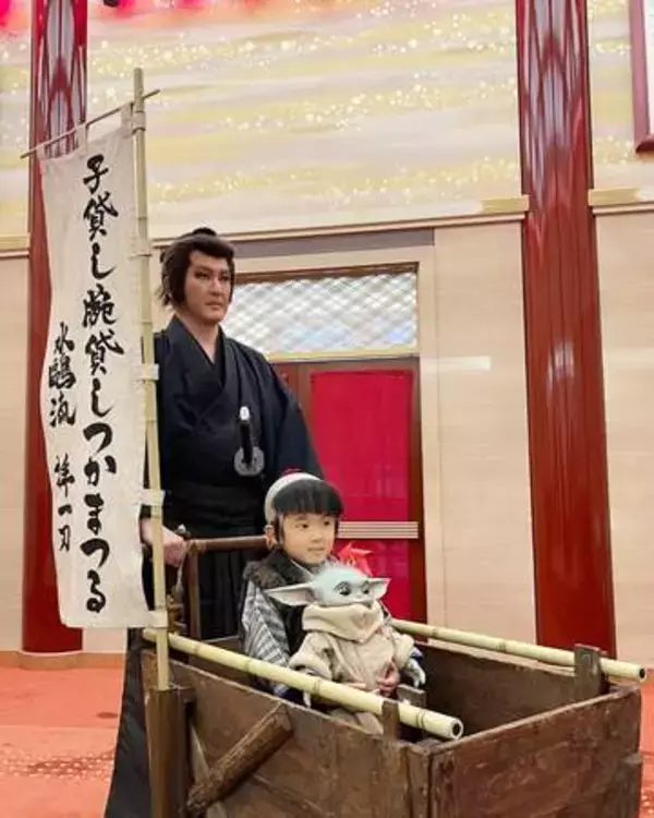 中村獅童＆夏幹親子、マンダロリアンとグローグーの名シーン再現　『子連れ狼』つながりで実現
