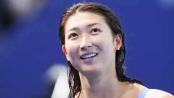 池江璃花子が華やかな着物姿を公開　およそ1000本の深紅のバラ…巨大な装花の前で「Hello 2026」　まとめ髪に髪飾りが映えるバックショットも