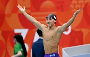 17歳が快挙！大橋信が驚異的な世界新記録で金メダル「このタイムを出せて本当にうれしい」　競泳200m平泳ぎで史上初2分4秒台＜アジア競技大会＞
