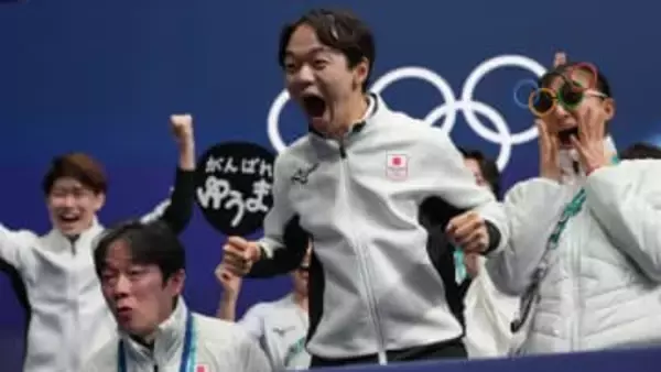 坂本花織 演技だけでなく応援でも仲間を鼓舞 五輪メガネでキスアンドクライを盛り上げる