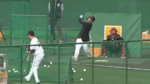 【巨人】ドラ4ルーキー・皆川岳飛が連続柵越えで猛アピール　阿部監督＆松井秀喜臨時コーチの前で豪快スイング披露