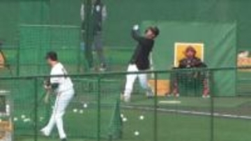 【巨人】ドラ4ルーキー・皆川岳飛が連続柵越えで猛アピール　阿部監督＆松井秀喜臨時コーチの前で豪快スイング披露