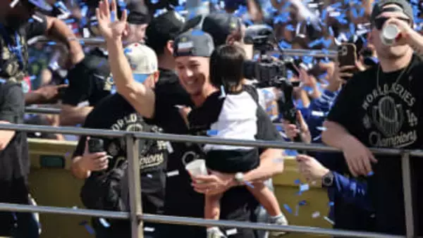 ド軍・エドマンが子供たちにクリスマスプレゼントの慈善活動　サンタクロースと雪の滑り台に子供たち大喜び