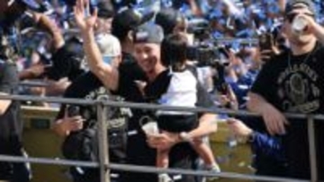 ド軍・エドマンが子供たちにクリスマスプレゼントの慈善活動　サンタクロースと雪の滑り台に子供たち大喜び