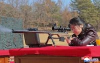 北朝鮮　“ジュエ氏”銃を試射する様子公開