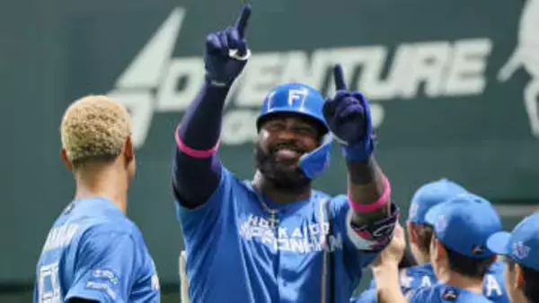 【日本ハム】レイエスが「伝説に会えてうれしい」と歓喜　MLBのレジェンド投手とハグ　両者とも半袖短パン＆スリッパ履きの完全オフ!?