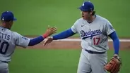 大谷翔平ほえた後にはダブルプレーのベッツとキム・ヘソンに興奮気味にタッチで喜び共有