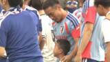 「【サッカー日本代表】長友佑都が神対応　記念撮影で泣き出した子どもに近寄ってあやす」の画像1