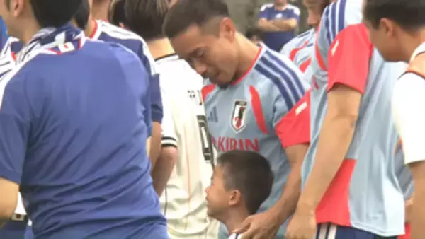 【サッカー日本代表】長友佑都が神対応　記念撮影で泣き出した子どもに近寄ってあやす
