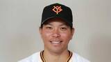 「【巨人】今季初の4番・大城卓三が激走の3塁打　スライディングし転がると3塁コーチャーが汚れた背中をはらう」の画像1