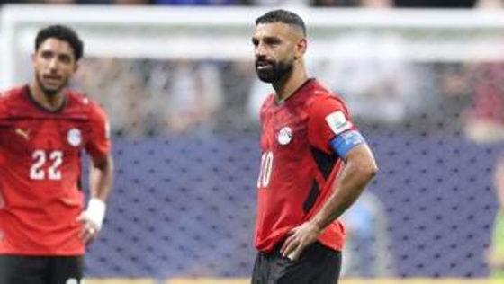 【W杯】呆然とたたずむなか目の前に現れたリバプールの同僚　気づくと、とっさにユニ交換し称えあう気丈な姿　荒れた試合終盤、まさかの敗戦にショック大きいなかサラーが見せた勇姿
