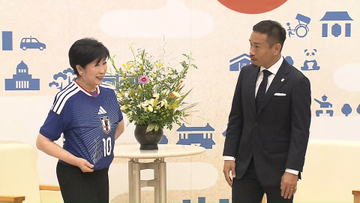 小池百合子知事が長友佑都に第一声で「じゃーん」と自慢　エースナンバー「10」のユニフォームに書かれたサインの相手は？