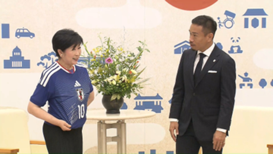 小池百合子知事が長友佑都に第一声で「じゃーん」と自慢　エースナンバー「10」のユニフォームに書かれたサインの相手は？