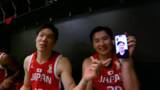 「【バスケ】勝利後のロッカールームで渡邊雄太も“会心の笑顔”＆“必勝ハチマキ姿”　日本はサウジアラビアに100点ゲームで大勝」の画像1