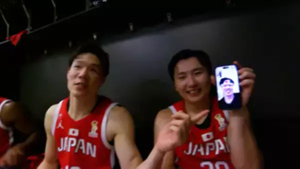 【バスケ】勝利後のロッカールームで渡邊雄太も“会心の笑顔”＆“必勝ハチマキ姿”　日本はサウジアラビアに100点ゲームで大勝