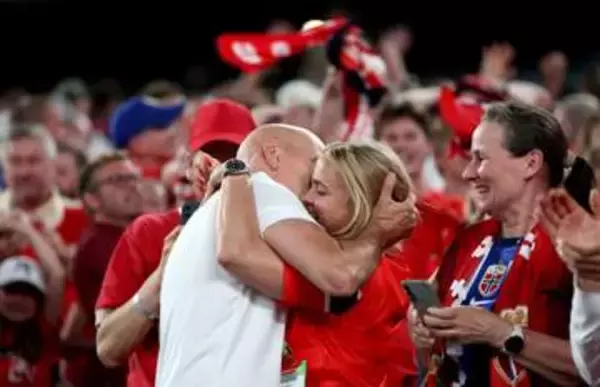【W杯】ノルウェー監督が勝利の瞬間に喜び爆発　試合終了とともに一目散にスタンドへ 　全速力でサポーターのまっただ中に向かったのは…!?　チームは28年ぶり決勝T進出
