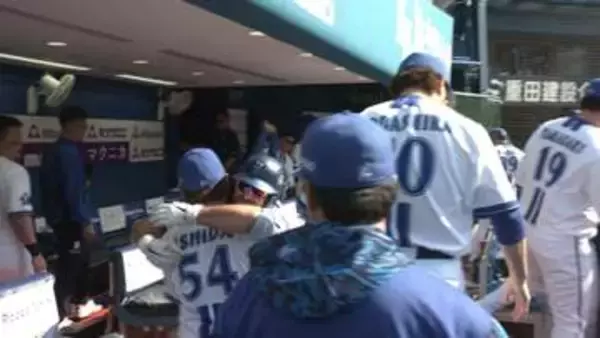 【DeNA】ヒュンメルが来日1号で石田裕太郎と熱いハグ　直前に落球から失点「何とかしたいという気持ちだけでした」