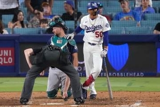 【MLB】ベッツに肩を貸す優しきローリー　自打球を足に受け痛がるなか、体の支えにされ…始めは動くに動けず…　それでも横目で気に掛ける優しい表情も