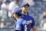 「大谷翔平が山本由伸の頭を“ポンッ”　完投勝利の山本に大谷らしい祝福　マンシーも90度のお辞儀で勝利を感謝」の画像1