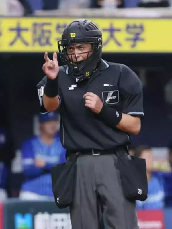 【NPB】白井一行審判員が通算2000試合出場を達成　初出場から26年　オリックス・若月健矢から花束