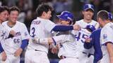 「【中日】劇的サヨナラ勝利！　サヨナラ弾を放った村松開人＆初勝利の杉浦稔大が笑顔のお立ち台」の画像1