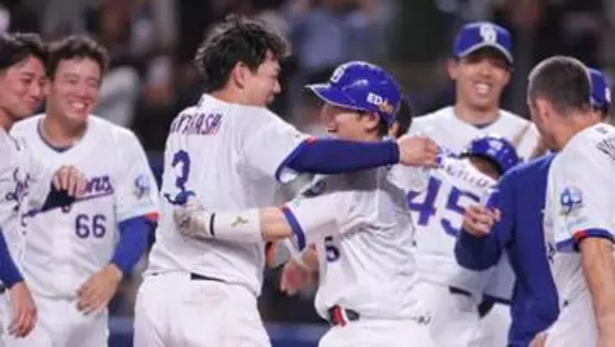【中日】劇的サヨナラ勝利！　サヨナラ弾を放った村松開人＆初勝利の杉浦稔大が笑顔のお立ち台