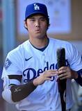 「【ドジャース】スタジアムが一時騒然!?　大谷翔平の右手に内角高め抜け球が直撃　明日二刀流出場への影響心配されるも、1塁ランナーとしてプレー再開」の画像1
