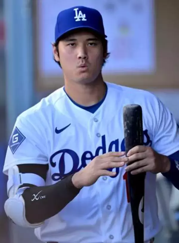 【ドジャース】スタジアムが一時騒然!?　大谷翔平の右手に内角高め抜け球が直撃　明日二刀流出場への影響心配されるも、1塁ランナーとしてプレー再開