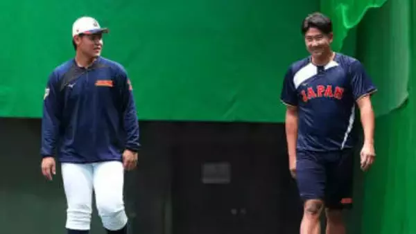 岡本和真＆菅野智之が東京ドームのグラウンドに登場　声援に応え手を振る場面も　かつての“本拠地”で決戦に備える