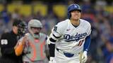 「大谷翔平　右肩への死球浴び絶叫も47試合連続出塁　スミスの一打で先制のホームを踏む」の画像1