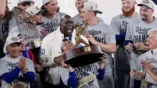 ずっしり重たい“MVPトロフィー”　力投を続けた山本由伸を選手らが支え…笑顔でなんとか頭上に掲げる