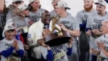 ずっしり重たい“MVPトロフィー”　力投を続けた山本由伸を選手らが支え…笑顔でなんとか頭上に掲げる