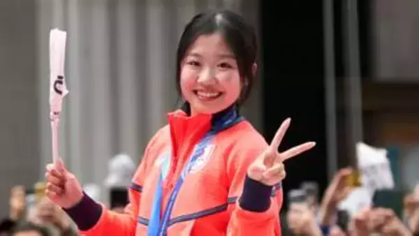 【フィギュア】中井亜美の手のひらに佐藤駿と友野一希が直立!?　楽しげな笑顔が印象的な青木祐奈との自撮り　アイスショーの共演者と楽しげに過ごす様子公開