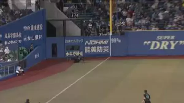 【日本ハム】水谷瞬がスライディングキャッチの好守備披露　アクシデントで中断...再開後も集中力切らさず