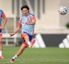 【サッカーW杯】日本代表に帯同の南野拓実　スパイク磨きでチームをサポート「チームのためにできることしか考えていない」