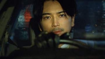 松本潤、ワイルドなヒゲ姿でトレンチコート着こなす　突然の豪雨に見舞われ奇跡的な撮影に